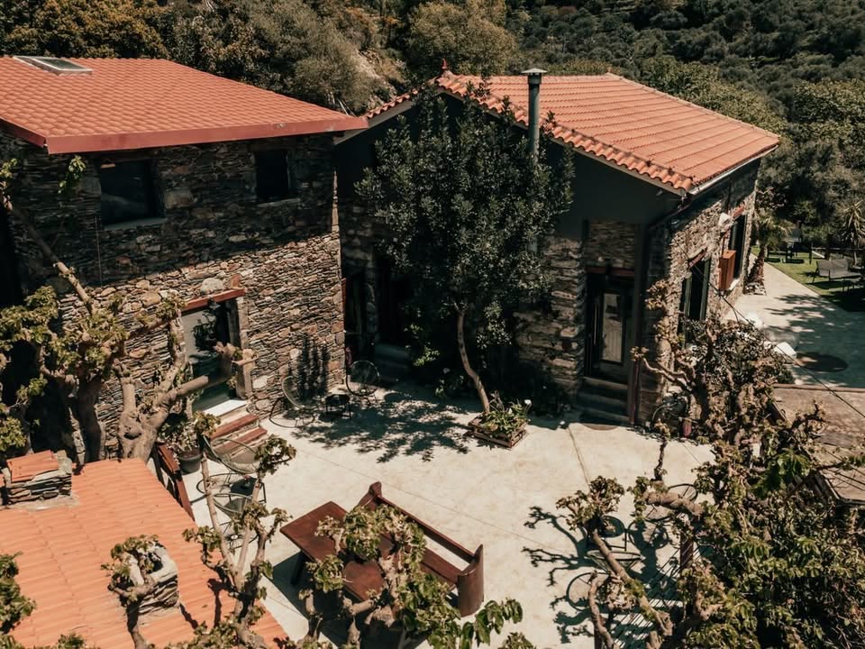 Αεροφωτογραφία των πέτρινων σπιτιών και της αυλής — το πατρικό του πατέρα