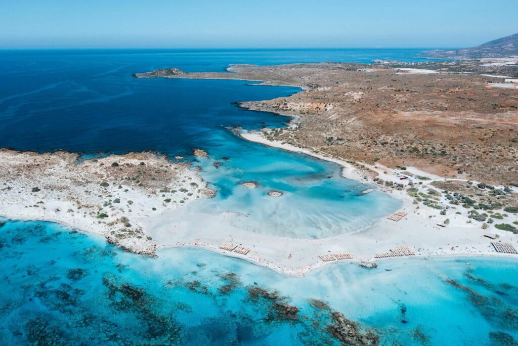 Παραλία Ελαφονήσι με ροζ άμμο και λιμνοθάλασσα