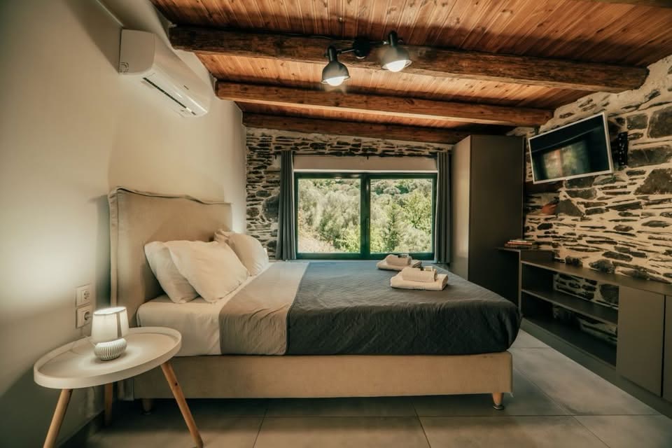 Studio for couples — bed and window