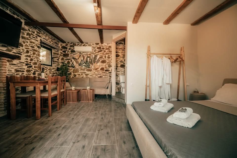 Studio for couples — dining and lounge